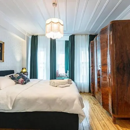 Historical 4-br Steps From Besiktas Stadium & Bosphorus Views - Prime Nisantasi Location! شقة