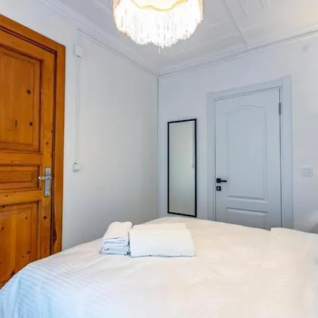 Historical 4-br Steps From Besiktas Stadium & Bosphorus Views - Prime Nisantasi Location! * اسطنبول