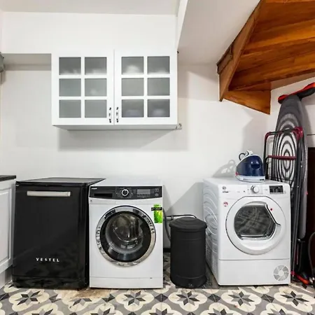 アパート Historical 4-br Steps From Besiktas Stadium & Bosphorus Views - Prime Nisantasi Location! *