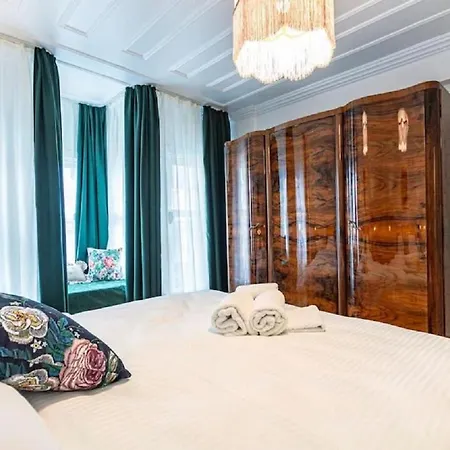 Historical 4-br Steps From Besiktas Stadium & Bosphorus Views - Prime Nisantasi Location! Istanbulská provincie