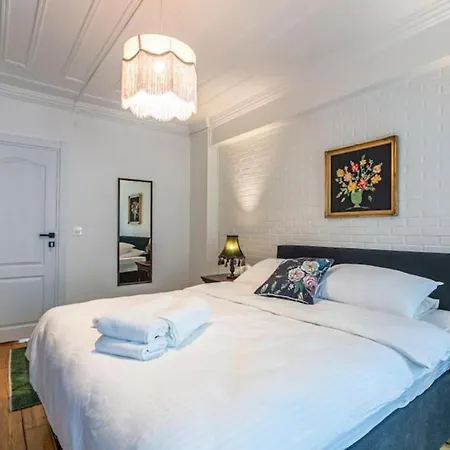 Apartment Historical 4-br Steps From Besiktas Stadium & Bosphorus Views - Prime Nisantasi Location! *