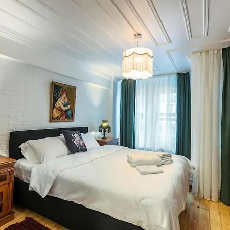 Historical 4-br Steps From Besiktas Stadium & Bosphorus Views - Prime Nisantasi Location! Apartmán