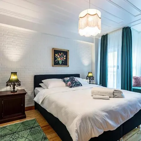 Historical 4-br Steps From Besiktas Stadium & Bosphorus Views - Prime Nisantasi Location! Istanbulská provincie