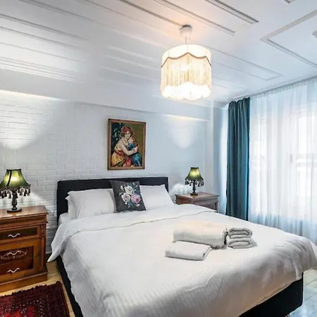 Historical 4-br Steps From Besiktas Stadium & Bosphorus Views - Prime Nisantasi Location! Istanbul