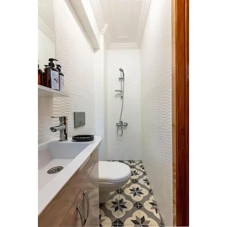 Apartment Historical 4-br Steps From Besiktas Stadium & Bosphorus Views - Prime Nisantasi Location!