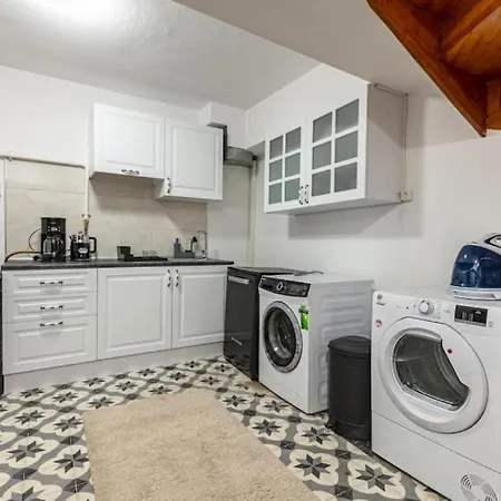 Historical 4-br Steps From Besiktas Stadium & Bosphorus Views - Prime Nisantasi Location! Apartmán