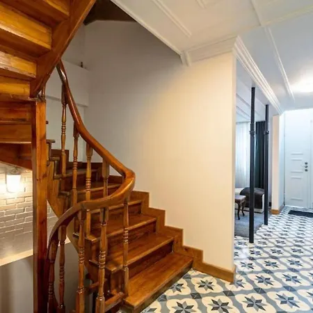 Historical 4-br Steps From Besiktas Stadium & Bosphorus Views - Prime Nisantasi Location! شقة