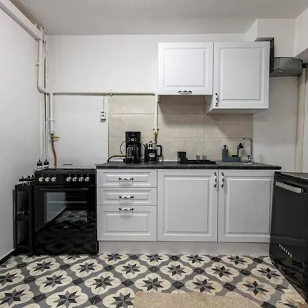 Historical 4-br Steps From Besiktas Stadium & Bosphorus Views - Prime Nisantasi Location! Apartment *