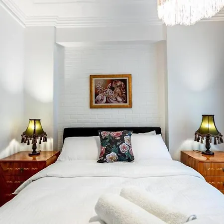 Historical 4-br Steps From Besiktas Stadium & Bosphorus Views - Prime Nisantasi Location! Apartmán Istanbulská provincie