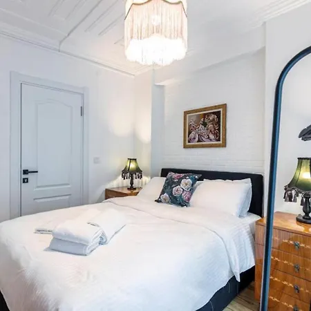 Historical 4-br Steps From Besiktas Stadium & Bosphorus Views - Prime Nisantasi Location! Apartmán *