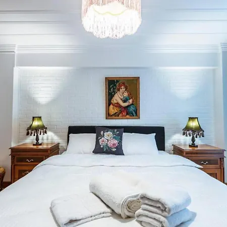 Historical 4-br Steps From Besiktas Stadium & Bosphorus Views - Prime Nisantasi Location! Apartmán