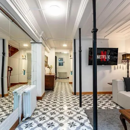 Historical 4-br Steps From Besiktas Stadium & Bosphorus Views - Prime Nisantasi Location! Istanbul
