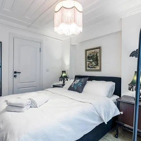 Historical 4-br Steps From Besiktas Stadium & Bosphorus Views - Prime Nisantasi Location! شقة