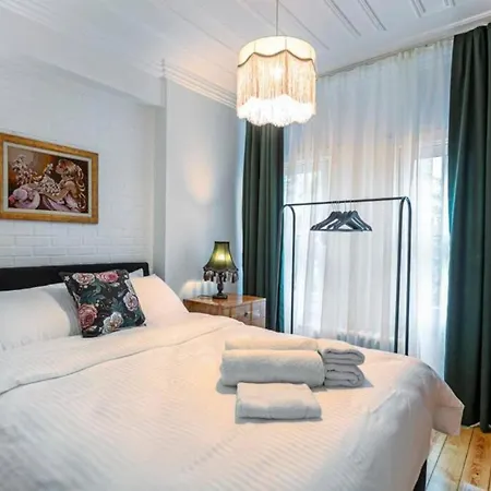 Historical 4-br Steps From Besiktas Stadium & Bosphorus Views - Prime Nisantasi Location! Istanbulská provincie