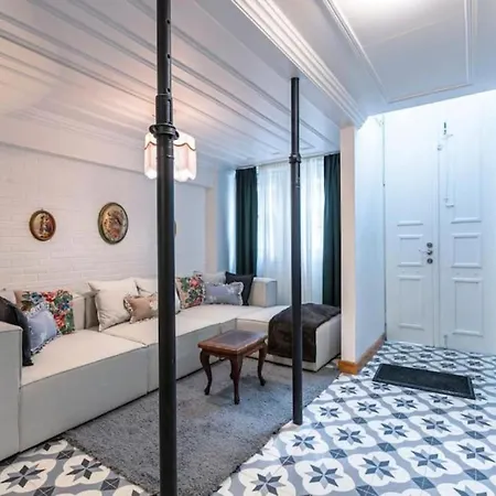 Historical 4-br Steps From Besiktas Stadium & Bosphorus Views - Prime Nisantasi Location! Apartmán *