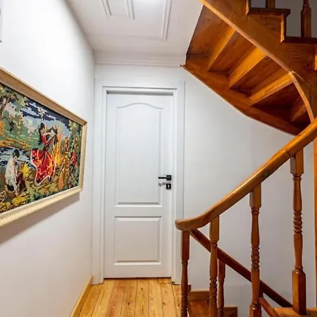 Historical 4-br Steps From Besiktas Stadium & Bosphorus Views - Prime Nisantasi Location! Istanbulská provincie