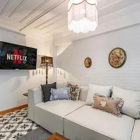 Historical 4-br Steps From Besiktas Stadium & Bosphorus Views - Prime Nisantasi Location! Apartmán