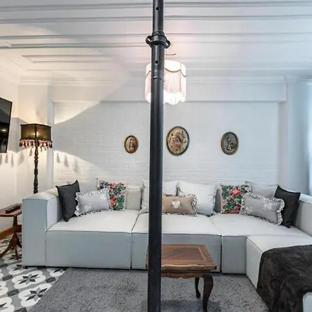 Historical 4-br Steps From Besiktas Stadium & Bosphorus Views - Prime Nisantasi Location! *