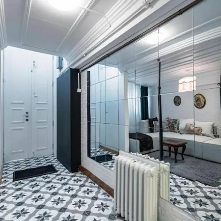 Apartment Historical 4-br Steps From Besiktas Stadium & Bosphorus Views - Prime Nisantasi Location! Istanbul