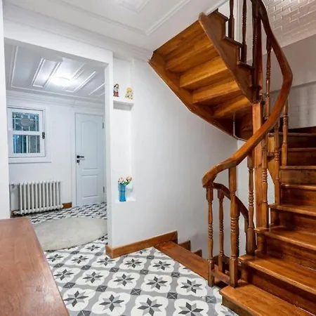 Historical 4-br Steps From Besiktas Stadium & Bosphorus Views - Prime Nisantasi Location! * Istanbulská provincie